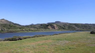Rus Nehri, Kaliforniya: 6-1-2021: Rus Nehri ve kamp alanı