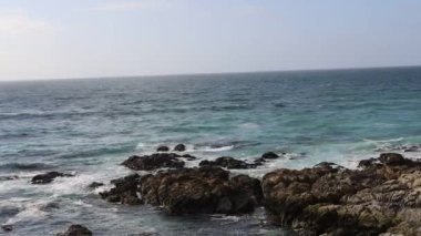 Kaliforniya kıyılarındaki kayalıklar ve plajlar