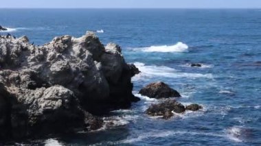 Pont Lobos Eyalet Parkı, California 'da. Plajlar, kayalıklar ve kum