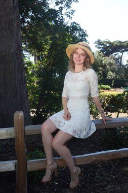 Yel değirmeninin yanındaki lale bahçesindeki güzel bir Rus kadının fotoğrafı.