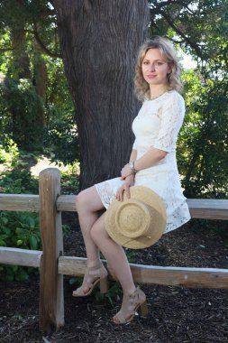 Yel değirmeninin yanındaki lale bahçesindeki güzel bir Rus kadının fotoğrafı.