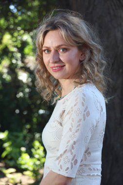 Yel değirmeninin yanındaki lale bahçesindeki güzel bir Rus kadının fotoğrafı.