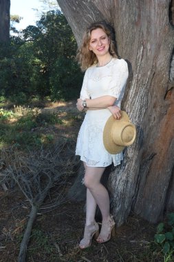 Yel değirmeninin yanındaki lale bahçesindeki güzel bir Rus kadının fotoğrafı.