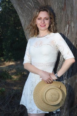 Yel değirmeninin yanındaki lale bahçesindeki güzel bir Rus kadının fotoğrafı.