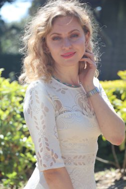 Yel değirmeninin yanındaki lale bahçesindeki güzel bir Rus kadının fotoğrafı.