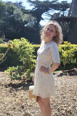 Yel değirmeninin yanındaki lale bahçesindeki güzel bir Rus kadının fotoğrafı.