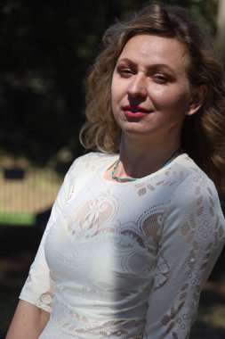 Yel değirmeninin yanındaki lale bahçesindeki güzel bir Rus kadının fotoğrafı.