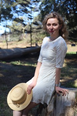 Yel değirmeninin yanındaki lale bahçesindeki güzel bir Rus kadının fotoğrafı.