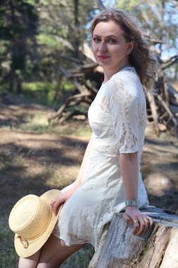 Yel değirmeninin yanındaki lale bahçesindeki güzel bir Rus kadının fotoğrafı.