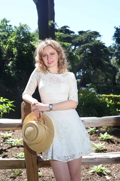 Foto Una Hermosa Dama Rusa Jardín Tulipanes Junto Molino Viento —  Fotos de Stock