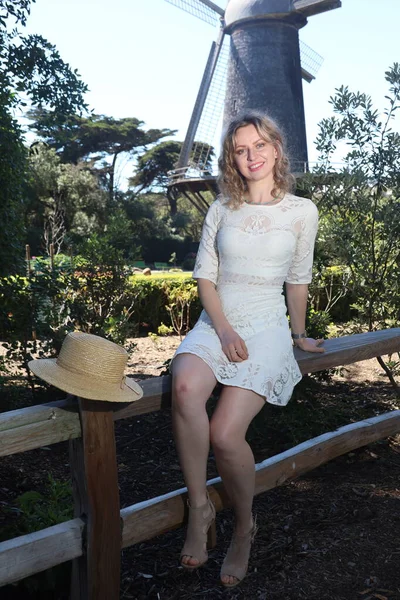 Foto Una Hermosa Dama Rusa Jardín Tulipanes Junto Molino Viento —  Fotos de Stock