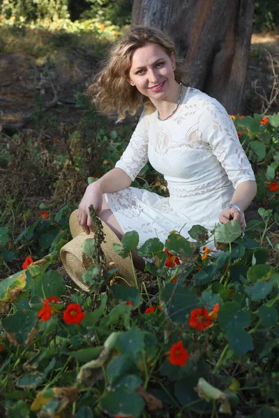 Foto Una Hermosa Dama Rusa Jardín Tulipanes Junto Molino Viento —  Fotos de Stock