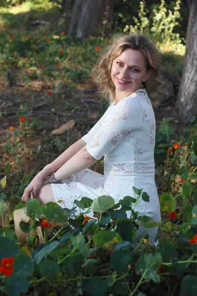 Foto Una Hermosa Dama Rusa Jardín Tulipanes Junto Molino Viento —  Fotos de Stock