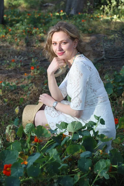 Foto Una Hermosa Dama Rusa Jardín Tulipanes Junto Molino Viento —  Fotos de Stock