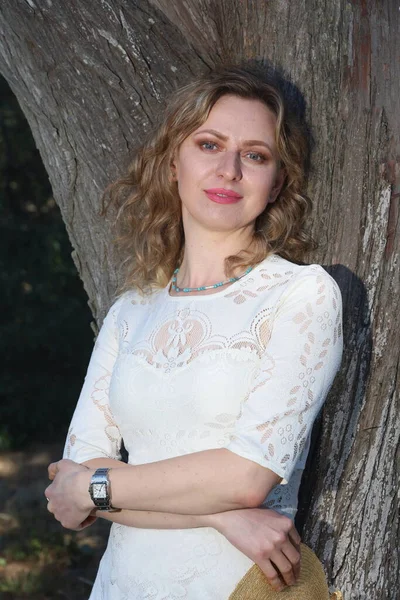Yel Değirmeninin Yanındaki Lale Bahçesindeki Güzel Bir Rus Kadının Fotoğrafı — Stok fotoğraf