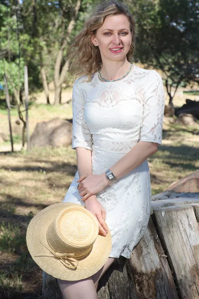 Yel Değirmeninin Yanındaki Lale Bahçesindeki Güzel Bir Rus Kadının Fotoğrafı — Stok fotoğraf