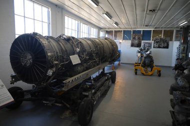Oakland, California: 6-10-2021: Oakland California Havacılık Müzesi, uçak motorları sergileniyor