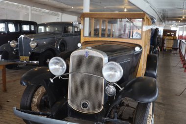 San Francisco, California: 6-22-2021: San Francisco Denizcilik Müzesi, klasik araba ve traktörler