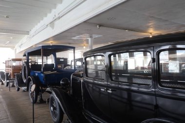 San Francisco, California: 6-22-2021: San Francisco Denizcilik Müzesi, klasik araba ve traktörler