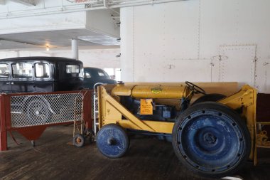 San Francisco, California: 6-22-2021: San Francisco Denizcilik Müzesi, klasik araba ve traktörler