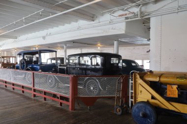 San Francisco, California: 6-22-2021: San Francisco Denizcilik Müzesi, klasik araba ve traktörler