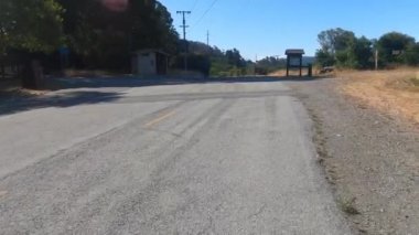 6-10-2021: San Mateo, California: Bisikletli Saywer kamp yolu 