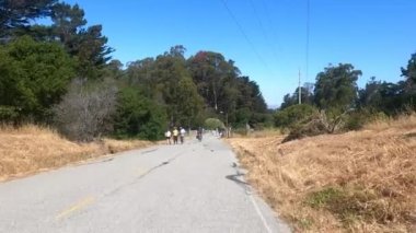 6-10-2021: San Mateo, California: Bisikletli Saywer kamp yolu 