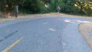 6-10-2021: San Mateo, California: Bisikletli Saywer kamp yolu 