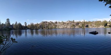 Sierra California 'daki Leven Gölü' nün Fotoğrafı