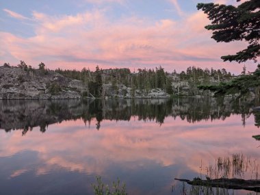 Sierra California 'daki Leven Gölü' nün Fotoğrafı