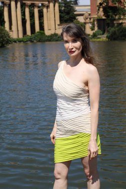 Kaliforniya Güzel Sanatlar Sarayı 'nda Güzel Beyaz Kadın' ın fotoğrafı.