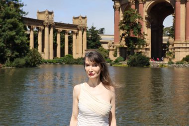 Kaliforniya Güzel Sanatlar Sarayı 'nda Güzel Beyaz Kadın' ın fotoğrafı.