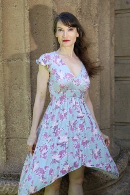 Kaliforniya Güzel Sanatlar Sarayı 'nda Güzel Beyaz Kadın' ın fotoğrafı.