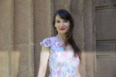 Kaliforniya Güzel Sanatlar Sarayı 'nda Güzel Beyaz Kadın' ın fotoğrafı.