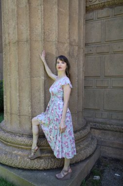 Kaliforniya Güzel Sanatlar Sarayı 'nda Güzel Beyaz Kadın' ın fotoğrafı.