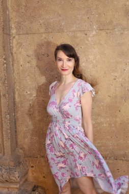 Kaliforniya Güzel Sanatlar Sarayı 'nda Güzel Beyaz Kadın' ın fotoğrafı.