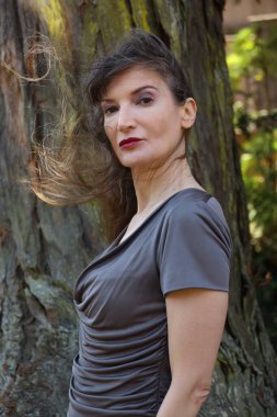 Kaliforniya Güzel Sanatlar Sarayı 'nda Güzel Beyaz Kadın' ın fotoğrafı.