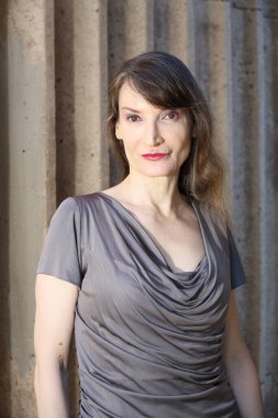 Kaliforniya Güzel Sanatlar Sarayı 'nda Güzel Beyaz Kadın' ın fotoğrafı.