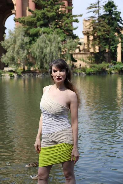 Photo Beautiful White Lady Standing Palace Fine Arts California — Stock Photo, Image