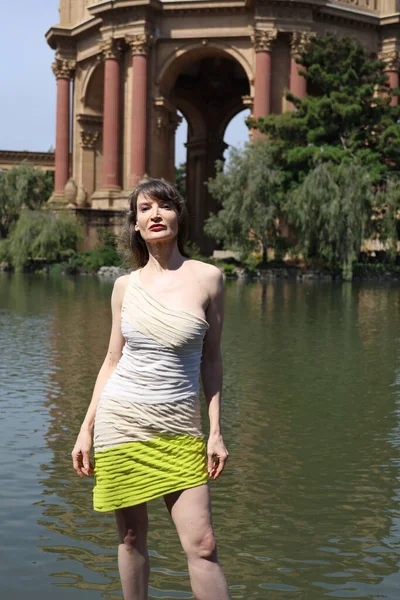 Photo Beautiful White Lady Standing Palace Fine Arts California — Stock Photo, Image