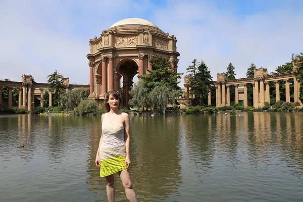 Foto Bella Signora Bianca Piedi Palazzo Delle Belle Arti California — Foto Stock