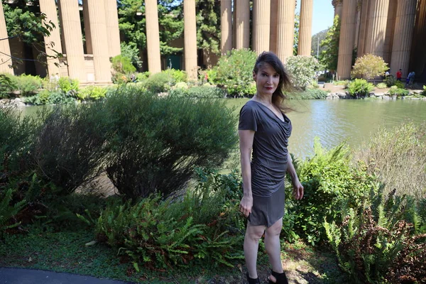 美しい白い女性の写真 カリフォルニア州ファインアートの宮殿に立つ — ストック写真