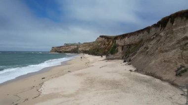 Sahilde uçuyor, California 'da uçurumlar