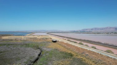 Alviso California 'da bataklıklar ve tren rayları üzerinde uçan insansız uçak.