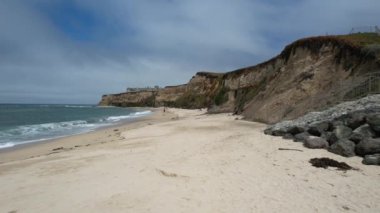 Kaliforniya 'da kayalıklar, plajlar ve kum
