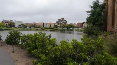 San Francisco, California 'da Güzel Sanatlar Sarayı' nda dolaşıyorum.