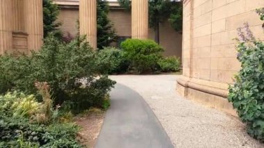 San Francisco, California 'da Güzel Sanatlar Sarayı' nda dolaşıyorum.