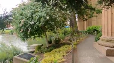 San Francisco, California 'da Güzel Sanatlar Sarayı' nda dolaşıyorum.