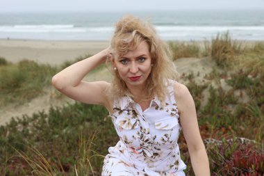 Okyanus kenarındaki güzel Rus kadının fotoğrafı.