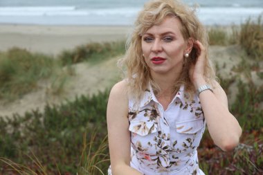 Okyanus kenarındaki güzel Rus kadının fotoğrafı.